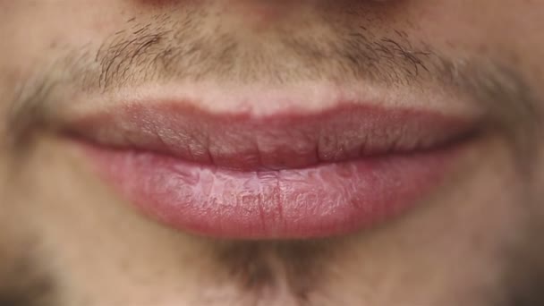 Un joven con ojos azules sonriendo y mostrando frenos en los dientes. Movimiento lento — Vídeos de Stock