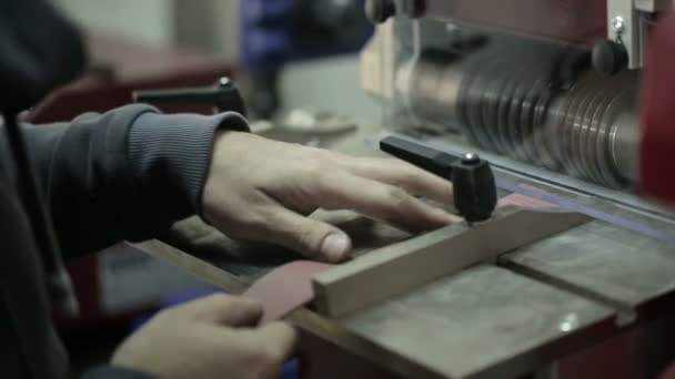 Productie van handtassen. Man snijdt de huid voor de productie van handtassen van vrouwen — Stockvideo