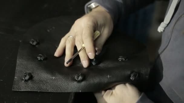 Produktion von Handtaschen. Der Mann stellt Damenhandtaschen her. — Stockvideo