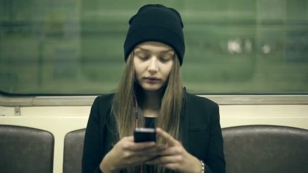 Teen Dziewczyna jazda metrem w nocy i używane smartphone — Wideo stockowe