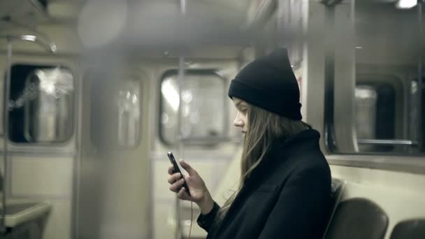 Teenie-Mädchen fährt nachts U-Bahn und benutzt Smartphone — Stockvideo