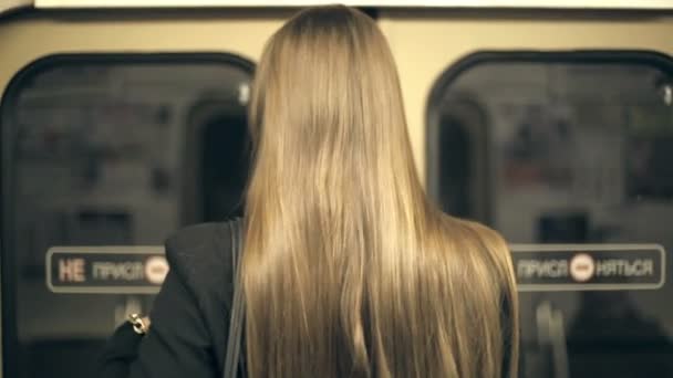 Girl teenager riding in a train and get off at. — Stock Video