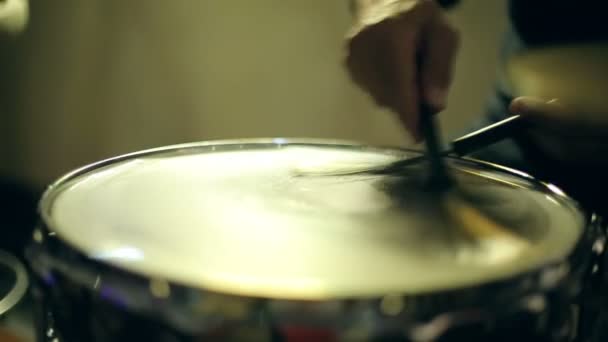 De drummer bespeelt een drumsolo borstels — Stockvideo