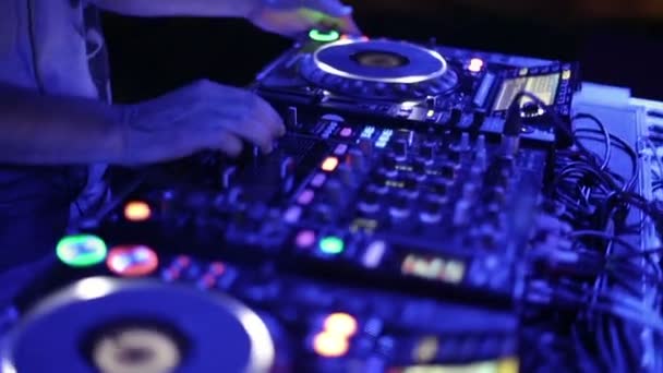 Mezclador de DJ en el club — Vídeos de Stock