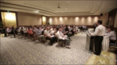 Birçok kişi bir konferans veya seminer araya geldi. Başlık için arka plan bulanık.