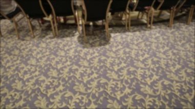 Birçok kişi bir konferans veya seminer araya geldi. Başlık için arka plan bulanık.