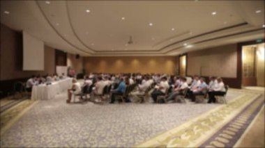 Birçok kişi bir konferans veya seminer araya geldi. Başlık için arka plan bulanık.