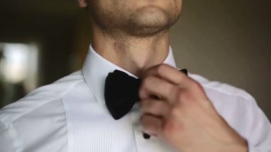 Adam kravatını düzeltiyor. Yakın çekim