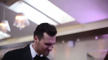 Ağır çekim: Akıllı yakışıklı bir partide dans smokin