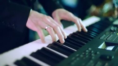 Bir adam bir synthesizer oynarken