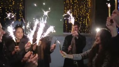 Ağır çekim: Arkadaş maytap dans grubu