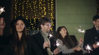 Ağır çekim: Arkadaş maytap dans grubu