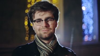 Bir maytap ile el bokeh arka plan adamım.