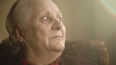 Pencereden dışarı bakan bir eski yalnız insan portresi