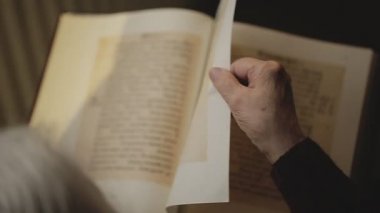 Eski insan bir kitap okuma.