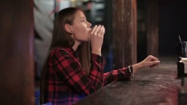 Amerikalı bir barda sarhoş