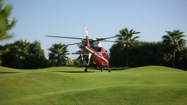 A helikopter készül felszállásra. Sorozat 2 lövés — Stock videók