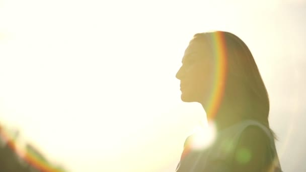 Chica endereza buen cabello al atardecer — Vídeo de stock