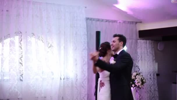 Amar pareja recién casada bailando el primer baile en la boda — Vídeos de Stock