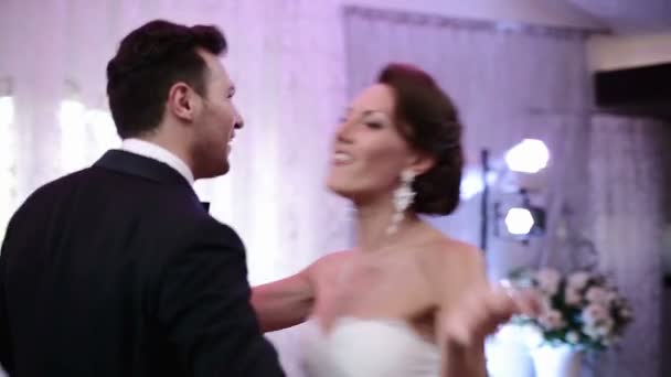 Loving newlywed couple dancing the first dance at wedding — Stock Video