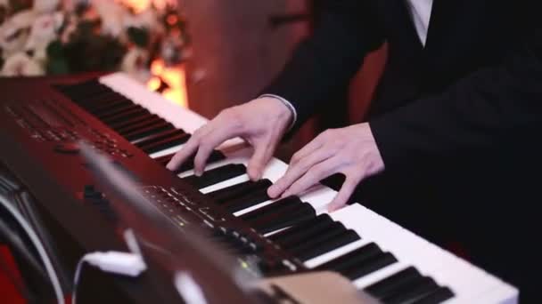 Um homem a jogar num sintetizador — Vídeo de Stock