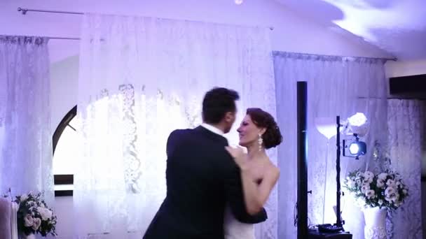 Loving newlywed couple dancing the first dance at wedding — Stock Video