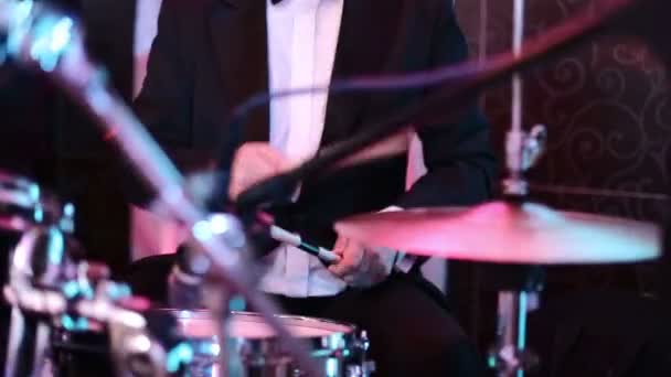 Schlagzeuger am Schlagzeug auf der Festival-Bühne — Stockvideo