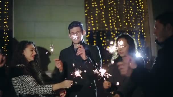 LOW MOTION: Amigos com sparklers dançando — Vídeo de Stock