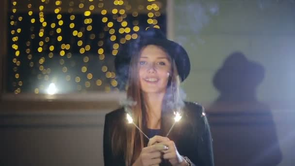 LOW MOTION: Retrato de um modelo de menina olha com sparklers em suas mãos — Vídeo de Stock