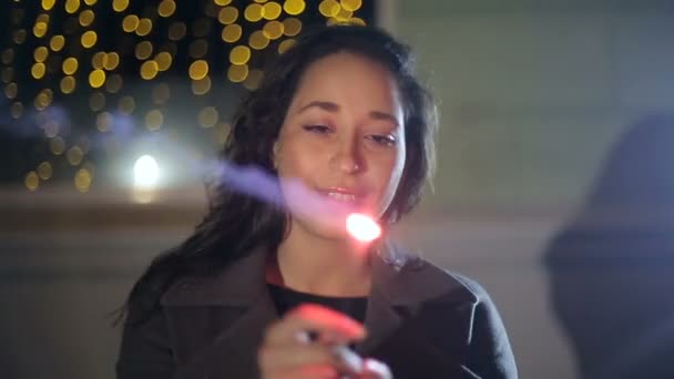 Retrato de uma menina modelo olha com sparklers em suas mãos — Vídeo de Stock