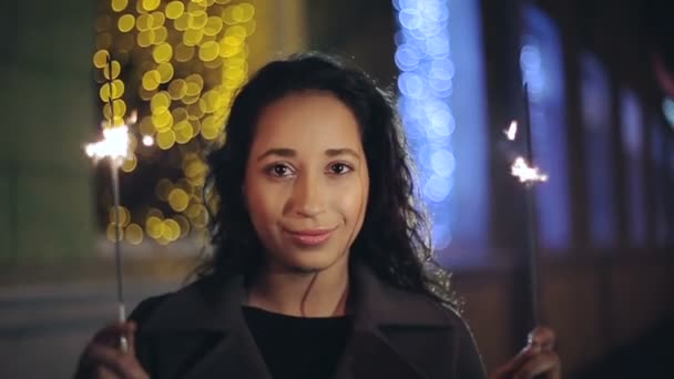 LOW MOTION: Retrato de um modelo de menina olha com sparklers em suas mãos — Vídeo de Stock
