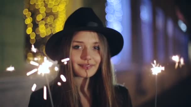 Slow Motion: Portret van een meisje model kijkt met wonderkaarsen in hun handen — Stockvideo