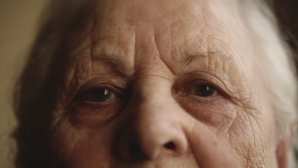 Porträt eines alten einsamen Menschen — Stockvideo
