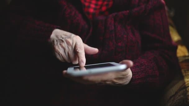 Mulher velha e tablet eletrônico . — Vídeo de Stock