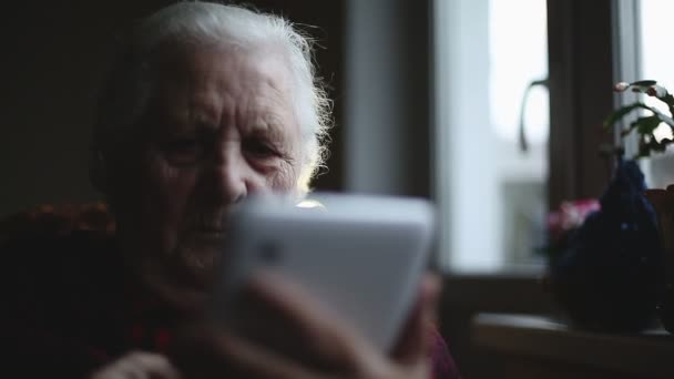 Old woman and electronic tablet. — Stock Video