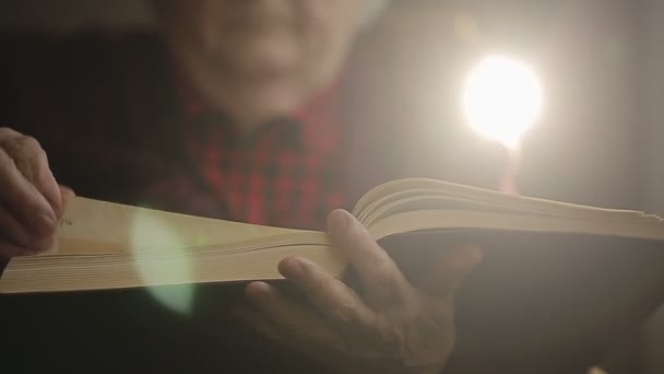Alter Mensch liest ein Buch. — Stockvideo