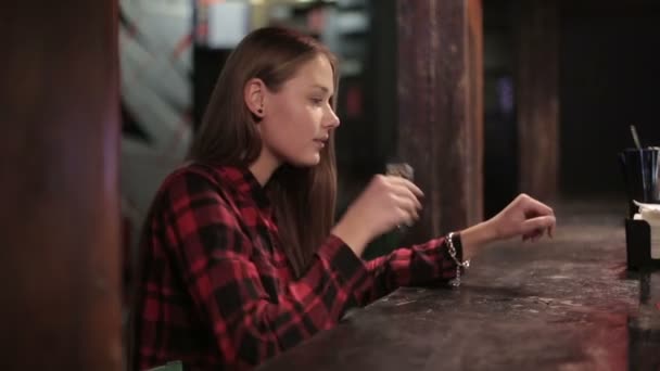 Amerikansk flicka blir full på en bar — Stockvideo