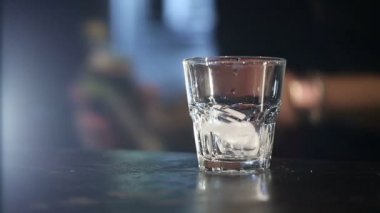 Yavaş hareket: bir scotch viski buz Bar ile dökme barmen.