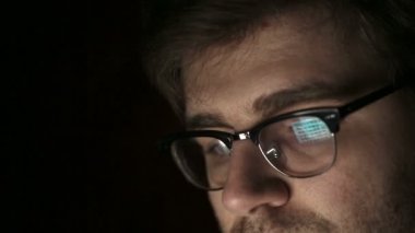 Geceleri çalışan genç bir adam gözlüklü portresi. Yakın çekim