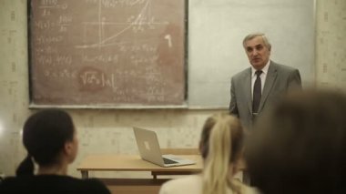 Grup bir sınıfta bir ders öğretmenleri tutar olarak dinleme öğrencinin.