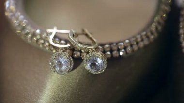 Güzel altın küpe elmas ile. Yakın çekim