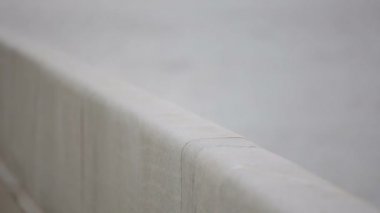 Güzel bir kız korkuluk için uygun giysi ve ellerini üstüne koyar