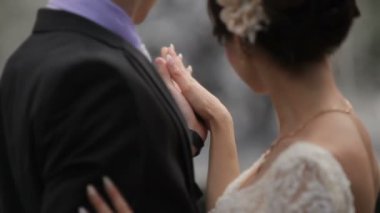 Erkek ve kadın birbirlerinin ellerini okşama