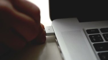 Laptop şarj cihazı bağlantısı