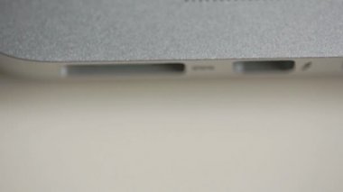 Laptop şarj cihazı bağlantısı