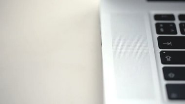 USB flash sürücü bağlı bir dizüstü