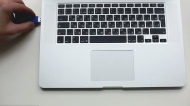 USB flash sürücü bağlı bir dizüstü