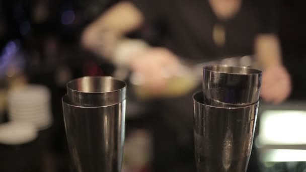 Bartender förbereda en cocktail för besökaren. På nära håll — Stockvideo