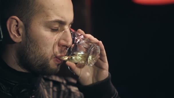 Чоловік у барі п'є віскі з льодом — стокове відео