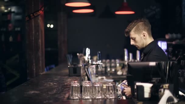 Úspěšný bar loupež. Lupič vloupal do baru a bere peníze — Stock video